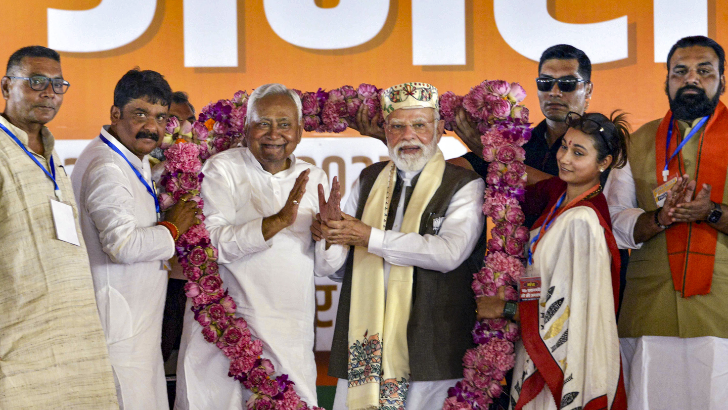https://salarnews.in/public/uploads/images/newsimages/maannewsimage24102025_163241_Modi in Bihar.png